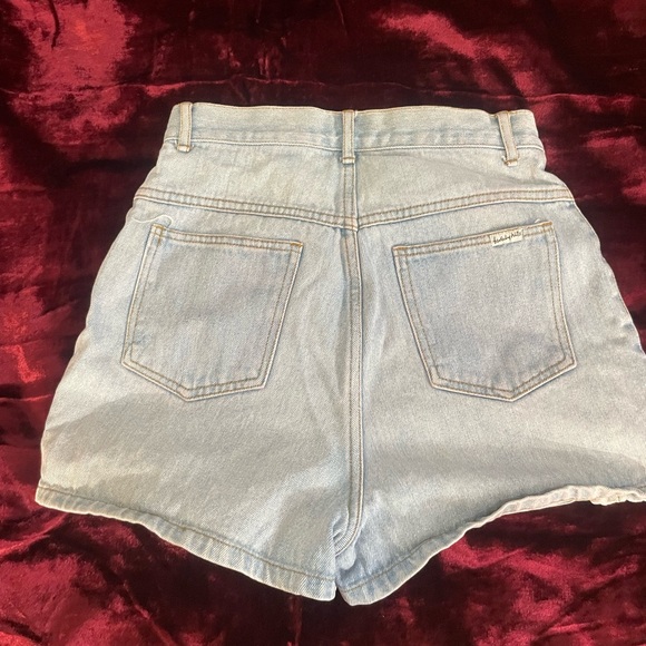 Vintage jean shorts with button on sides - Picture 3 of 4